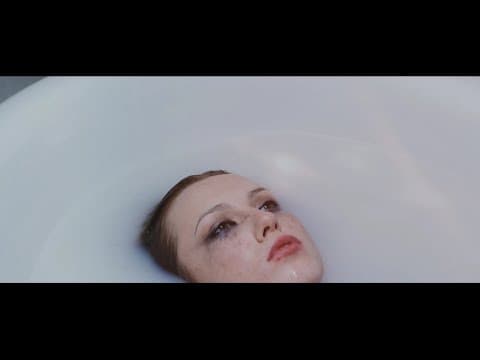 Miniatura del vídeo de PINK TURNS BLUE