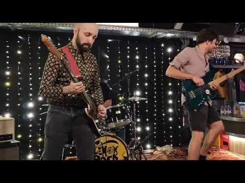 Miniatura del vídeo de UKELELE ZOMBIES